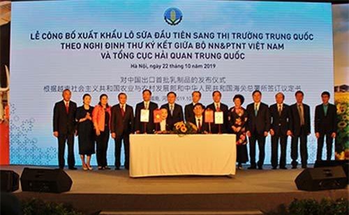 Tập đoàn TH xuất khẩu lô sữa đầu tiên sang Trung Quốc