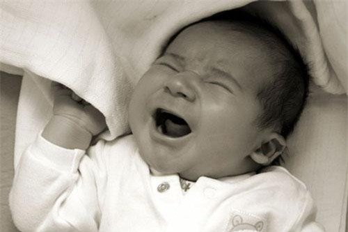 Cách xoa dịu bé khóc đêm cực nhanh cho mẹ 'vụng'