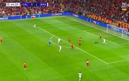 HLV Zidane bảo vệ Hazard sau pha bỏ lỡ không thể tin nổi