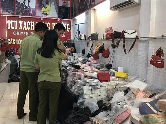 Hà Nội: Thu giữ hàng loạt ví và túi xách làm giả các nhãn hiệu nổi tiếng tại Phú Xuyên