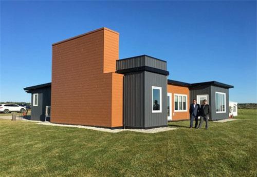 Ngôi nhà làm từ 6 nghìn chai nhựa tái chế, có view biển tuyệt đẹp