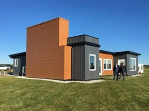 Ngôi nhà làm từ 6 nghìn chai nhựa tái chế, có view biển tuyệt đẹp