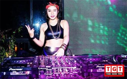 Nữ DJ nổi tiếng với phong cách 'đen từ đầu đến chân'