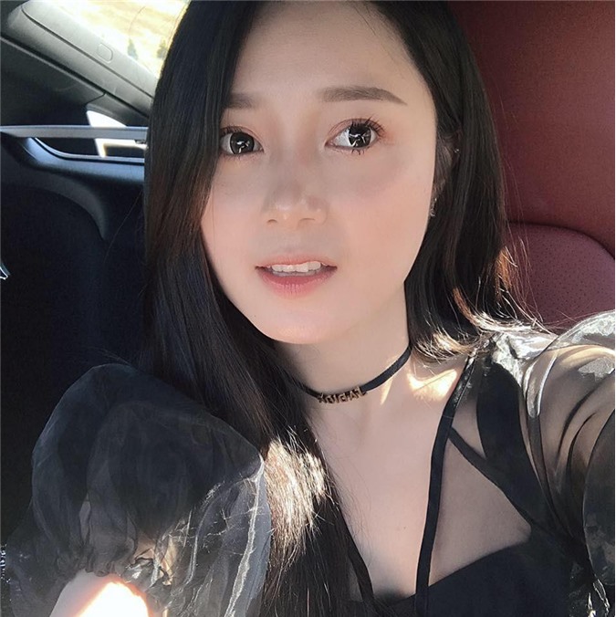 Soi nhan sắc đời thường của Rich Kid mua sắm tiền tỉ không xót tay - Hình 2 Soi nhan sac doi thuong cua Rich Kid mua sam tien ti khong xot tay-Hinh-2