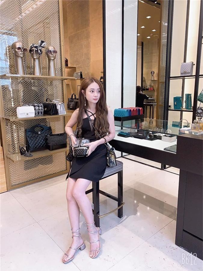 Soi nhan sắc đời thường của Rich Kid mua sắm tiền tỉ không xót tay - Hình 3 Soi nhan sac doi thuong cua Rich Kid mua sam tien ti khong xot tay-Hinh-3