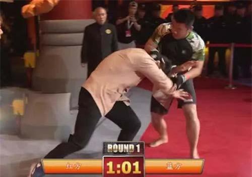 Từ Hiểu Đông hả hê khi đối thủ cũ Đinh Hạo bị đánh ngất xỉu