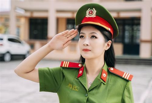 Xinh đã đành, nữ cảnh sát dân tộc còn chiếm sóng MXH bằng điều này