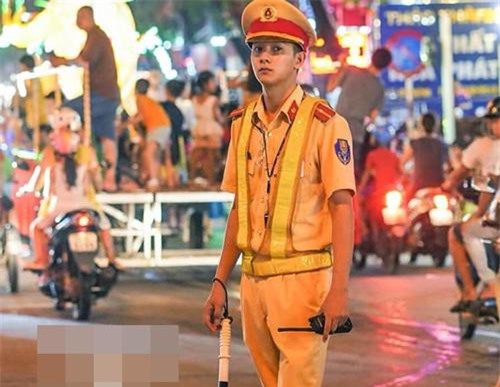 Bị chụp trộm, chàng CSGT điển trai bất ngờ 'sáng nhất MXH'