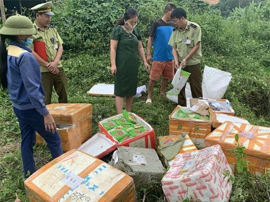 Chặn đứng xe ô tô con chở 300 kg thực phẩm đông lạnh nhập lậu từ Trung Quốc