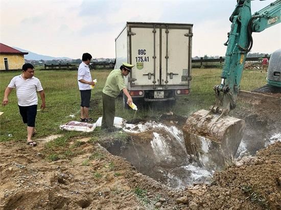Hà Tĩnh: Cục QLTT tiêu hủy gần 1.200 kg mỡ động vật hôi thối