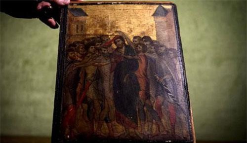 Mang tranh treo bếp cũ mèm đi đánh giá, cụ bà tá hỏa nhận ra điều này