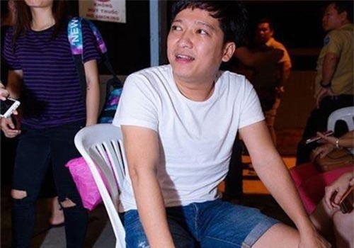 Sao Việt nhà xe tiền tỷ vẫn mặc đồ chợ, đi xe máy, ăn cơm bụi