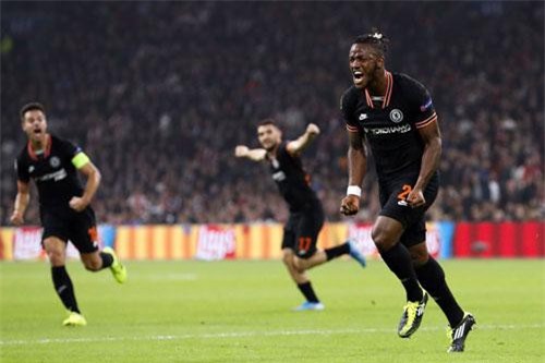 Siêu dự bị tỏa sáng, Chelsea 'bỏ túi' 3 điểm đầy kịch tính trước Ajax
