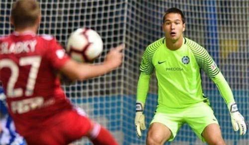 Báo Thái đánh giá cao thủ môn Việt kiều của Việt Nam