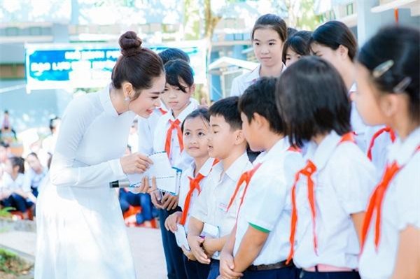 Hoa hậu Khả Hân về trường cũ trao học bổng cho học sinh nghèo vượt khó