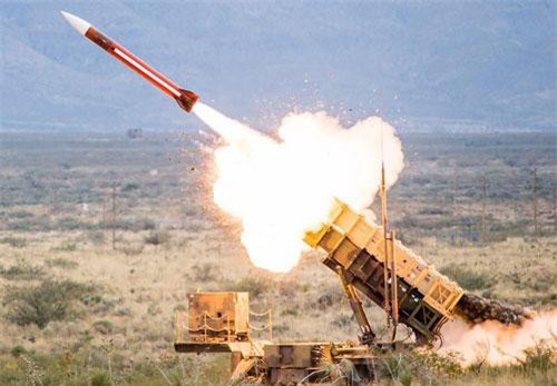 Mua vũ khí Mỹ 'lợi đơn lợi kép', mua vũ khí Nga 'khổ trăm bề'?