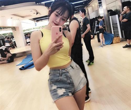 Nữ PT sở hữu thân hình đồng hồ cát sau khi giảm 14 kg