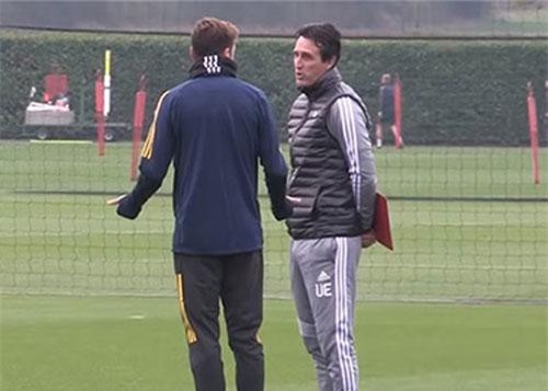 Oezil cãi nhau tay đôi với HLV Emery trên sân tập