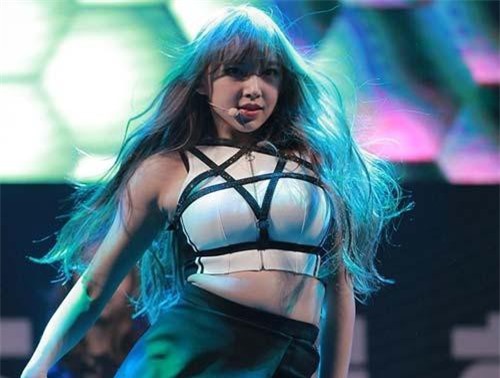 Sao Hàn bị dư luận chỉ trích vì những phụ kiện phản cảm