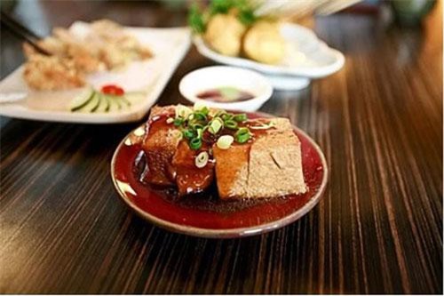 Vừa ăn vừa bịt mũi thưởng thức món 'thiên hạ đệ nhất thối'