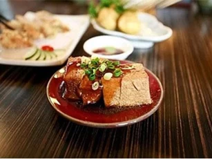 Vừa ăn vừa bịt mũi thưởng thức món 'thiên hạ đệ nhất thối'