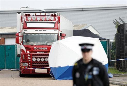 Anh bắt thêm 2 nghi can vụ 39 thi thể trong container