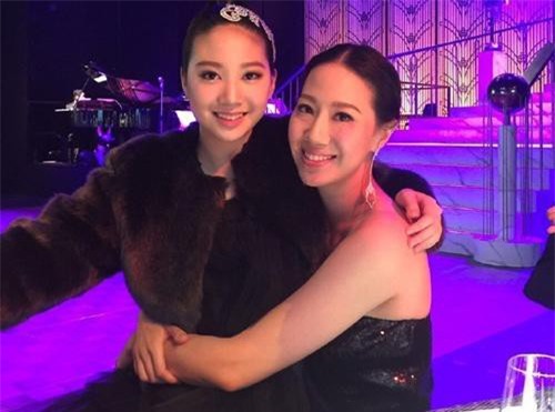 Con gái 12 tuổi của Chân Tử Đan xinh như hoa hậu trên sân khấu