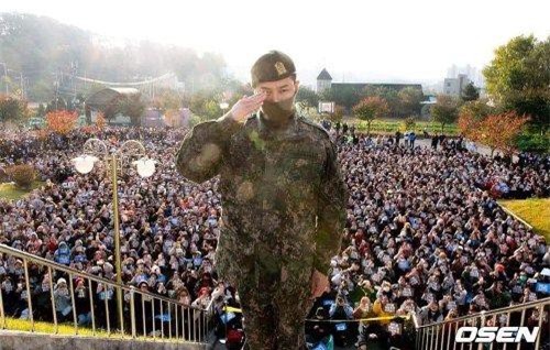 G-Dragon phải lắc đầu 'ngao ngán' trước dàn 'hậu cung' đón mình trong ngày xuất ngũ