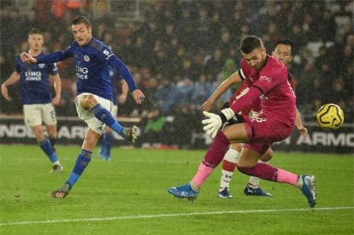 'Nghiền nát' Southampton 9-0, Leicester 'uy hiếp' Liverpool