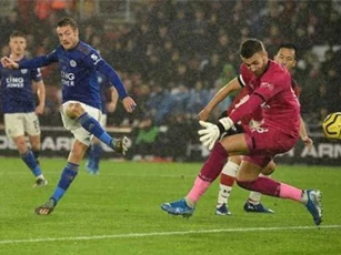 'Nghiền nát' Southampton 9-0, Leicester 'uy hiếp' Liverpool