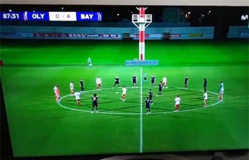 Sợ bị CĐV đánh, hai đội rủ nhau quây tròn đá ma giữa sân