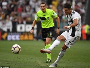 Sút phạt tệ khủng khiếp, Ronaldo vẫn nhận đặc quyền tại Juventus