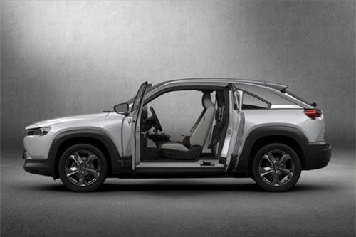 Tận mục xe điện thương mại đầu tiên của Mazda, giá gần 900 triệu