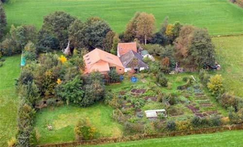 Thấy 'người rừng' tìm đến nhờ giúp, đi theo phát hiện cảnh đáng sợ trong khu trang trại