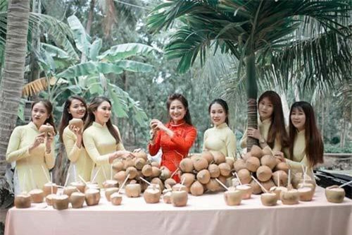 Uống 100 quả dừa khi đi hỏi vợ và loạt thử thách trong ngày cưới