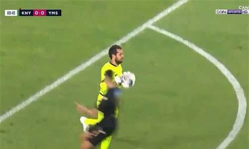 CLIP: Thủ môn 'ngáo' nhất hành tinh, nhận thẻ đỏ ở giây thứ 13