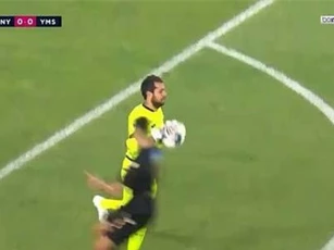 CLIP: Thủ môn 'ngáo' nhất hành tinh, nhận thẻ đỏ ở giây thứ 13