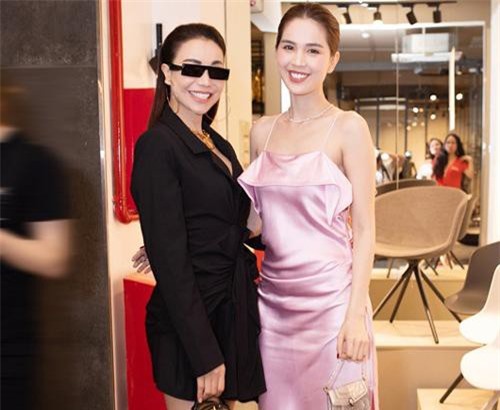 Cặp bạn thân Ngọc Trinh - Trà Ngọc Hằng 'một đen, một hồng' đọ sắc khoe hàng hiệu
