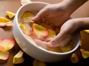Công dụng phổ biến của nước hoa hồng