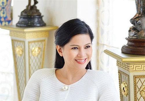 Lý Nhã Kỳ buôn kim cương, vẫn 'chiếu dưới' so với Lê Hồng Thủy Tiên