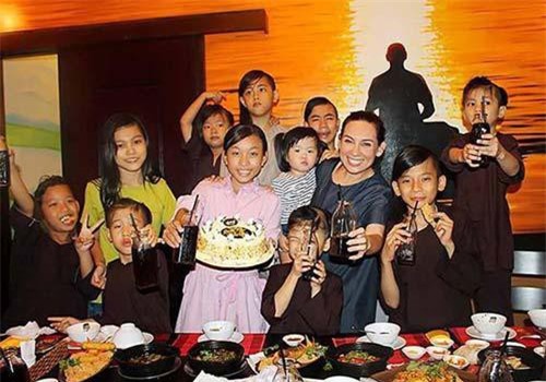 Nữ ca sĩ có 23 người con nuôi: Lòng lương thiện fan ngã mũ thán phục