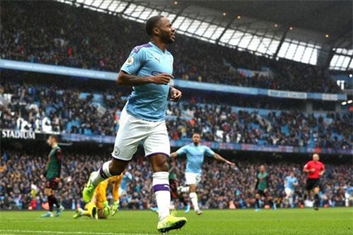 Sterling san bằng thành tích ghi bàn của Messi