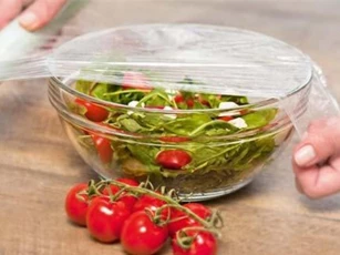 Sử dụng màng bọc thực phẩm không đúng cách có thể gây hại