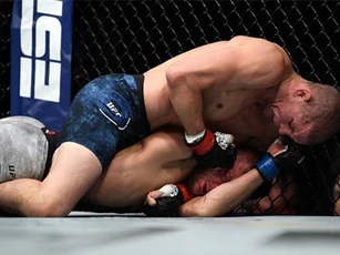 Võ sĩ Mỹ tung loạt đấm kinh hoàng hạ gục đối thủ sau 1 phút 33 giây