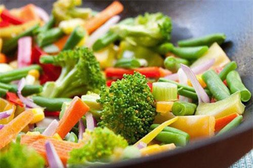 Cách ăn rau tưởng lành mạnh, nhiều người thích hóa ra có thể 'phá hoại' cơ thể