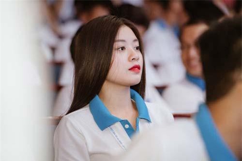 'Con nhà người ta' đã xinh còn đỗ thủ khoa khiến ai cũng kính nể