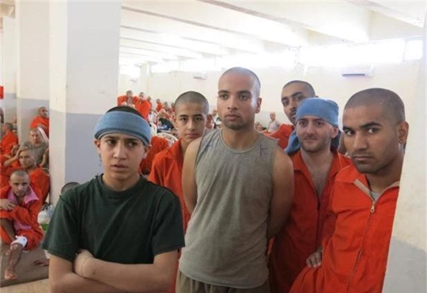 Đột nhập “địa ngục” nhốt hàng nghìn tù binh IS tại Syria - Hình 3 Dot nhap “dia nguc” nhot hang nghin tu binh IS tai Syria-Hinh-3
