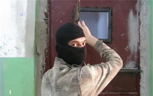 Đột nhập “địa ngục” nhốt hàng nghìn tù binh IS tại Syria - Hình 5 Dot nhap “dia nguc” nhot hang nghin tu binh IS tai Syria-Hinh-5