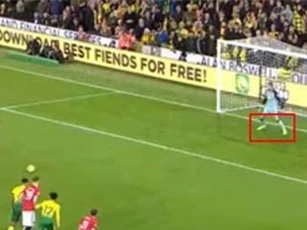 HLV Solskjaer 'tố' thủ môn của Norwich gian lận khi bắt penalty