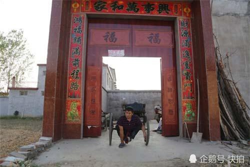 Hành động đáng ngưỡng mộ của người ăn xin chăm làm việc thiện